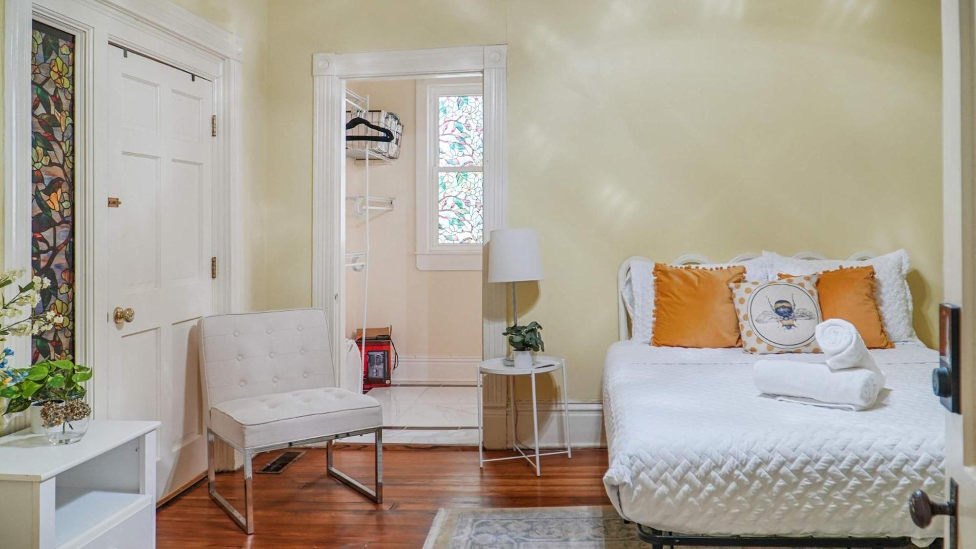 Tranquil Retreat Amidst Clifton & Crescent Hill's Vibrant Energy Louisville
