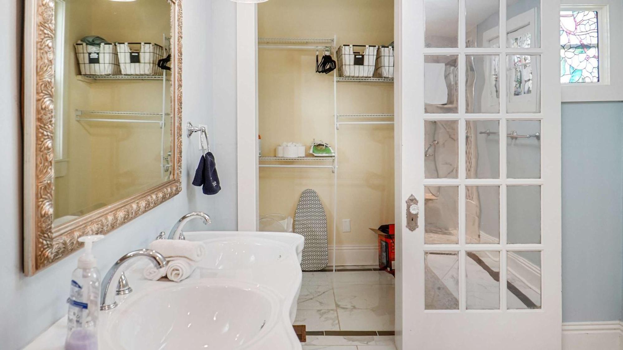 Tranquil Retreat Amidst Clifton & Crescent Hill's Vibrant Energy Apartment
